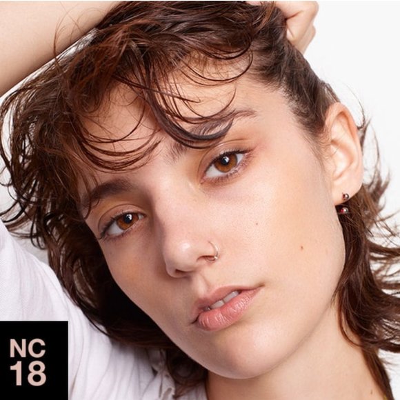 MAC STUDIO FIX FLUID Foundation SPF 15 NC18 - Picture 2 of 7